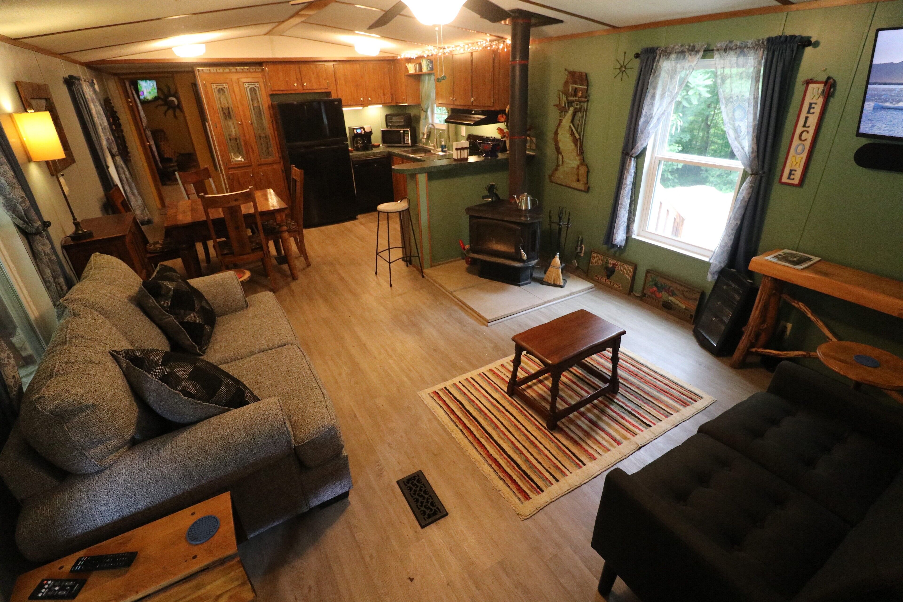 Cozy Tennessee Plateau home. Furnished outdoor living with 1G Wi-Fi