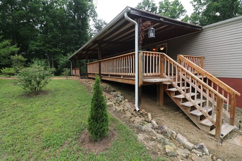 Cozy Tennessee Plateau home. Furnished outdoor living with 1G Wi-Fi