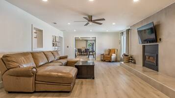 智能电视、壁炉、书