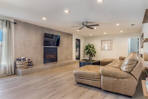 Smart-tv, een open haard en boeken