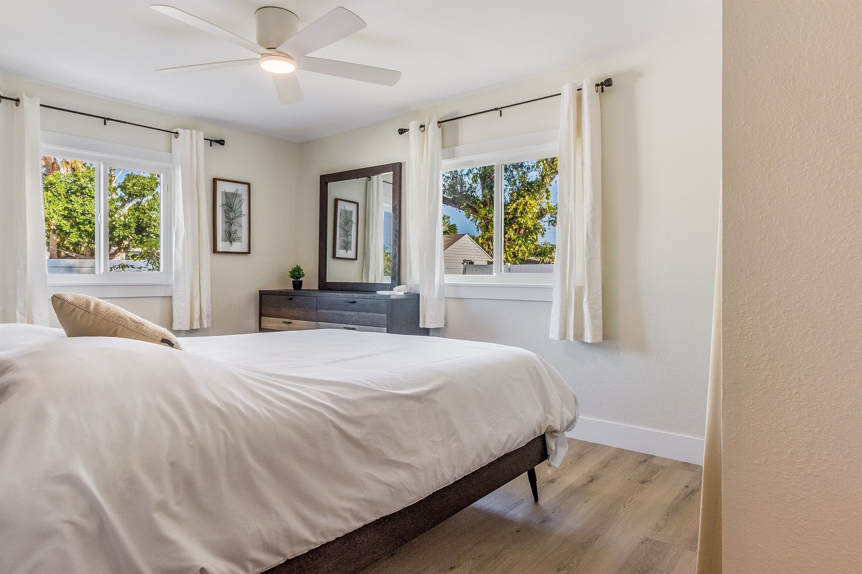 3 habitaciones, escritorio y tabla de planchar con plancha 