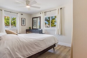 3 slaapkamers, een bureau, een strijkplank/strijkijzer, reisbedje