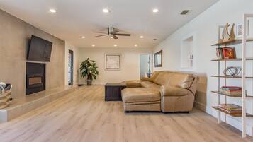 智能电视、壁炉、书