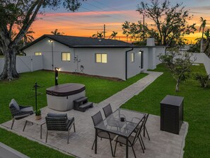 Outdoor dining - Relax, Fish, Golf, Dine, Shop in Punta Gorda! (Punta Gorda)