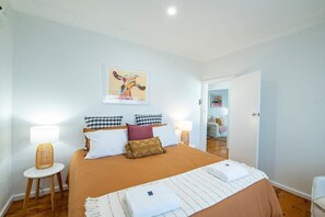 3 bedrooms, desk, iron/ironing board, WiFi - Cobbora Cottage -  Sleek & Stylish, Near Hospital (Dubbo)