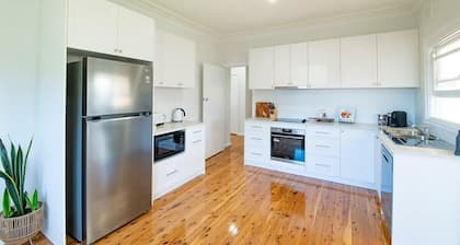 Cobbora Cottage - Sleek & Stylish, Near Hospital