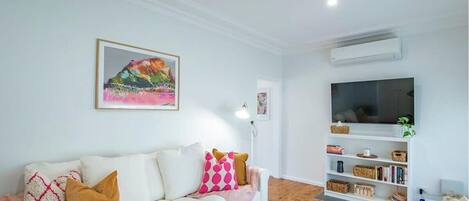 Televisio, kirjoja, työhuone