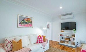 TV, books, offices - Cobbora Cottage -  Sleek & Stylish, Near Hospital (Dubbo)