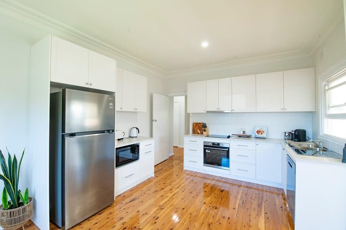 Een koelkast, een microgolfoven, een oven, een kookplaat