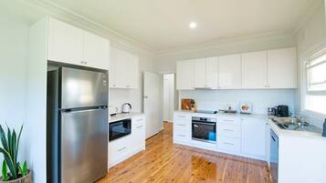 Een koelkast, een microgolfoven, een oven, een kookplaat