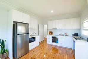 Fridge, microwave, oven, stovetop - Cobbora Cottage -  Sleek & Stylish, Near Hospital (Dubbo)