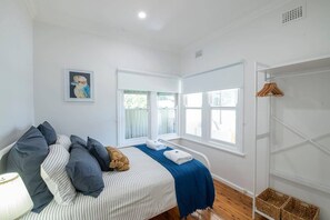 3 slaapkamers, een bureau, een strijkplank/strijkijzer, reisbedje