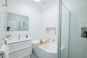 Badkar, hårtork och handdukar