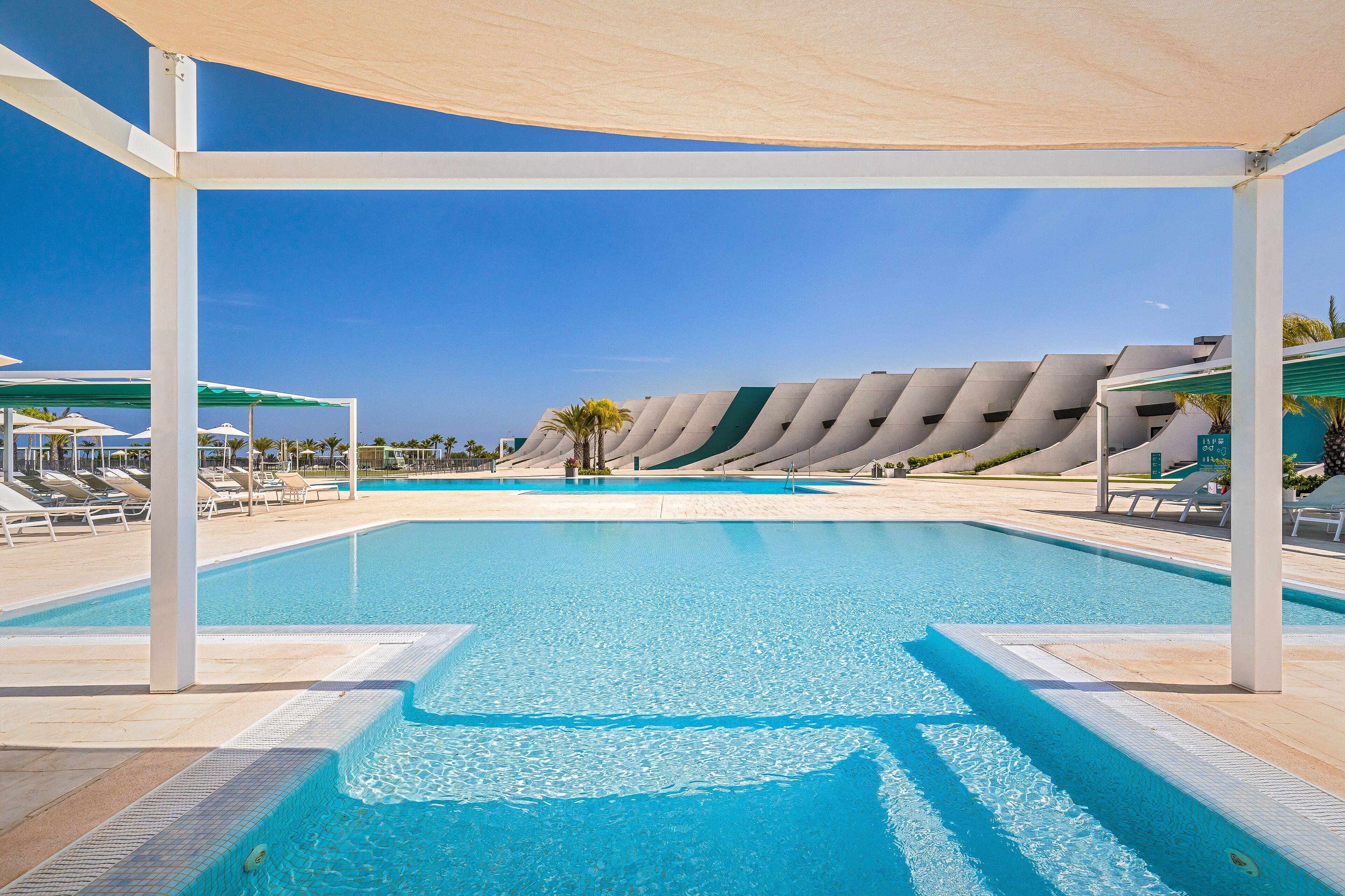 Außenpool (je nach Saison geöffnet), Sonnenschirme, Liegestühle