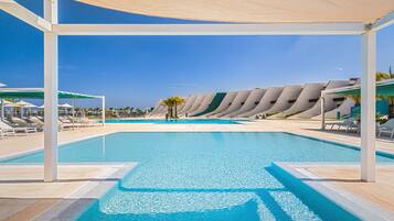 Außenpool (je nach Saison geöffnet), Sonnenschirme, Liegestühle