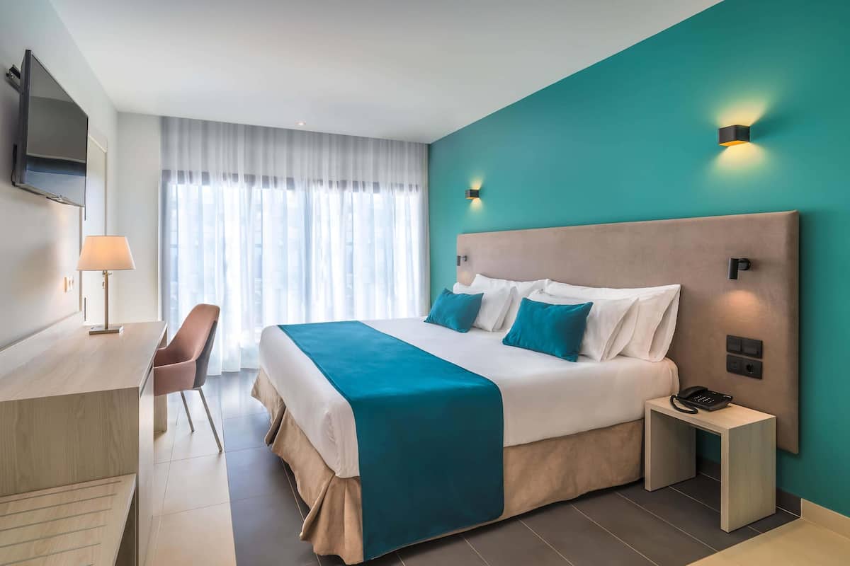 Een kluis op de kamer, individueel gemeubileerd, een bureau