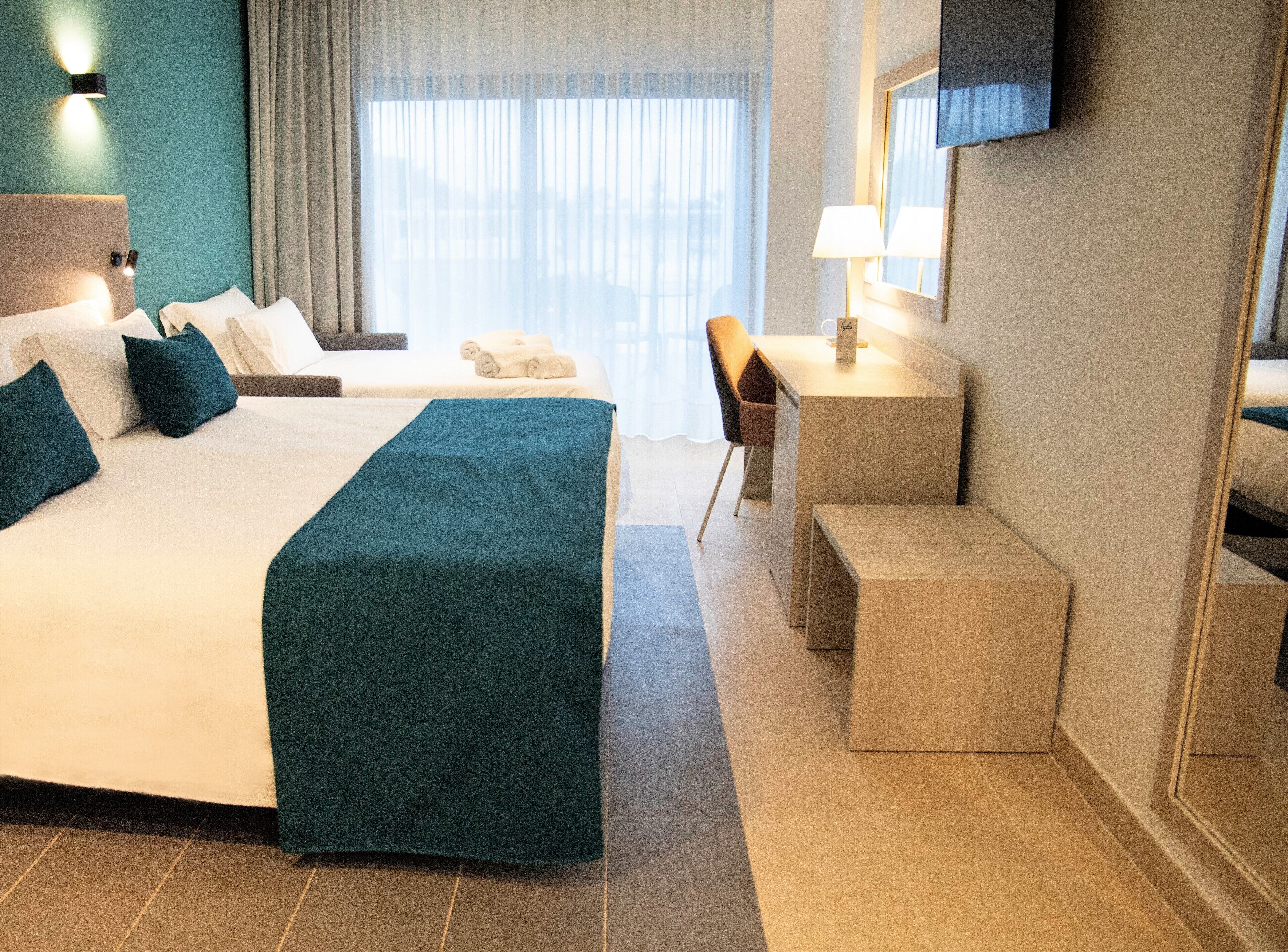 Sengetøy av topp kvalitet, memory foam-senger og safe på rommet