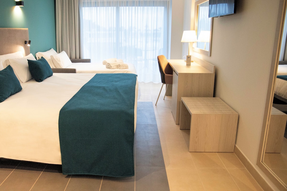 Sengetøy av topp kvalitet, memory foam-senger og safe på rommet