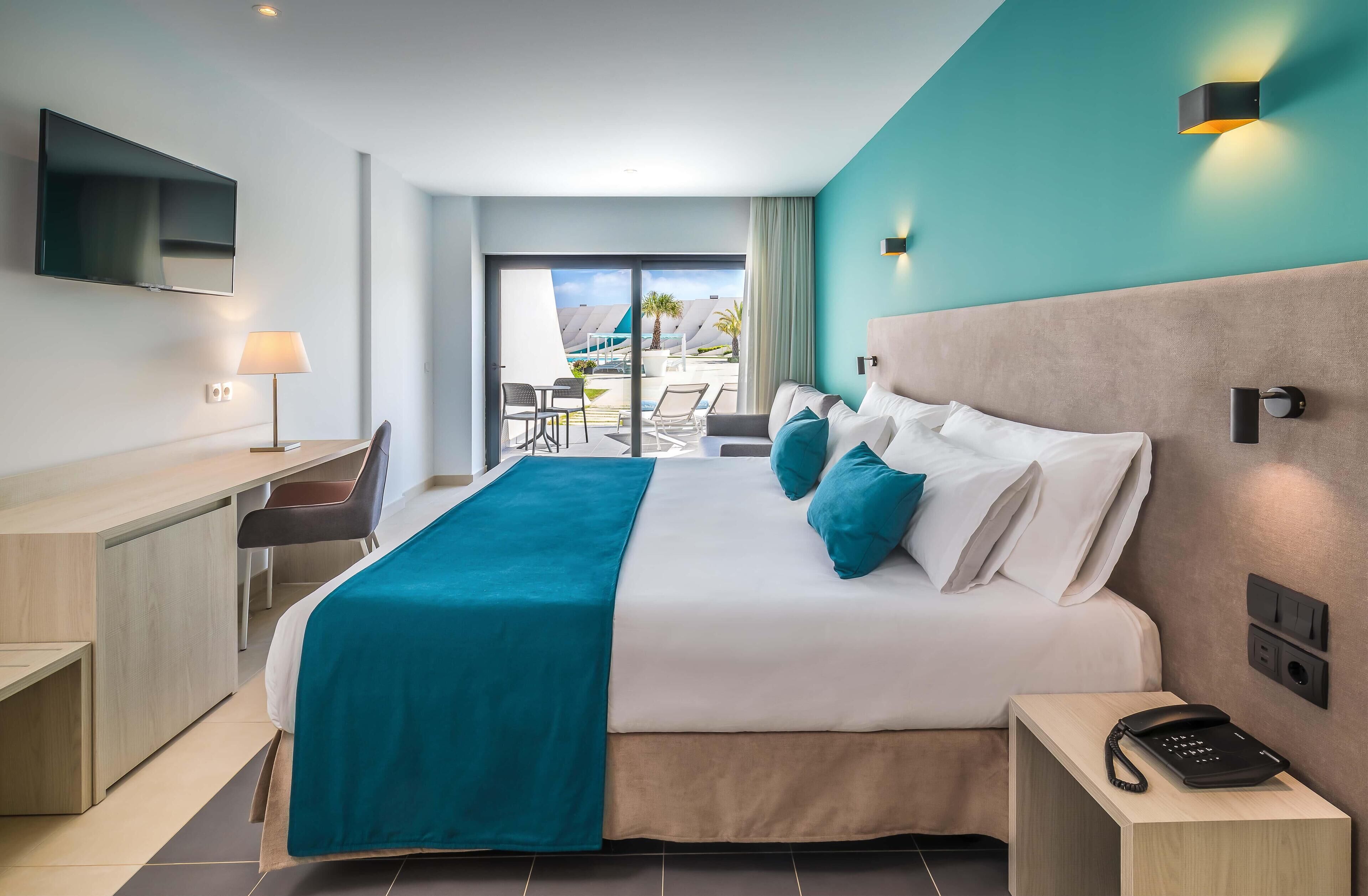 Een kluis op de kamer, individueel gemeubileerd, een bureau