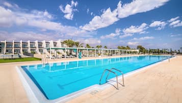 Een seizoensgebonden buitenzwembad, parasols voor strand/zwembad