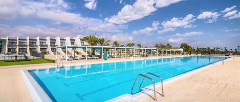 Una piscina al aire libre de temporada (de 10:30 a 20:30), sombrillas