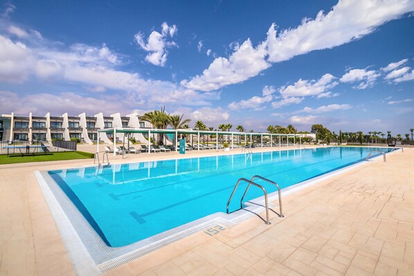 Seasonal outdoor pool, open 10:30 AM to 8:30 PM, pool umbrellas - Occidental Mar Menor (Cartagena)