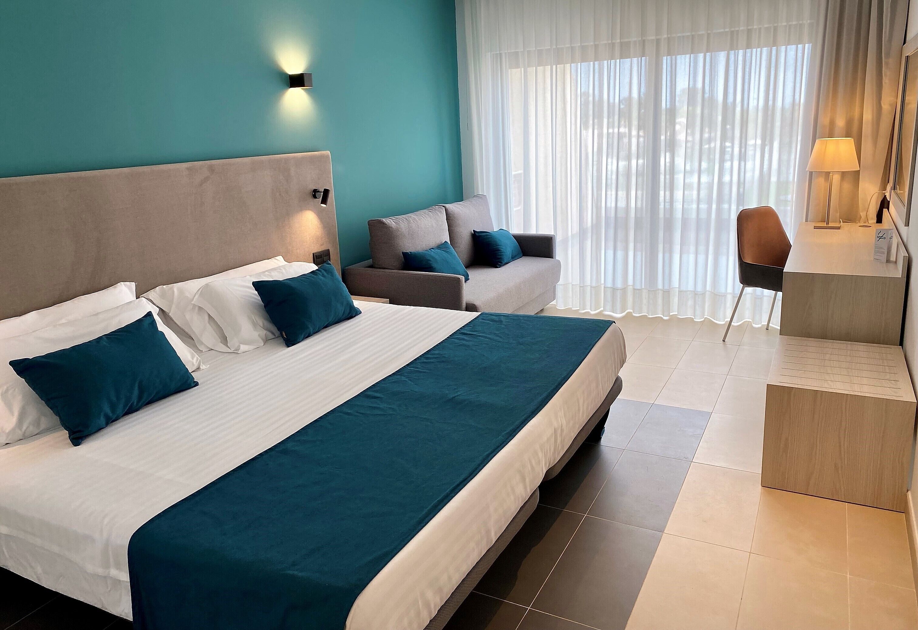 Een kluis op de kamer, individueel gemeubileerd, een bureau