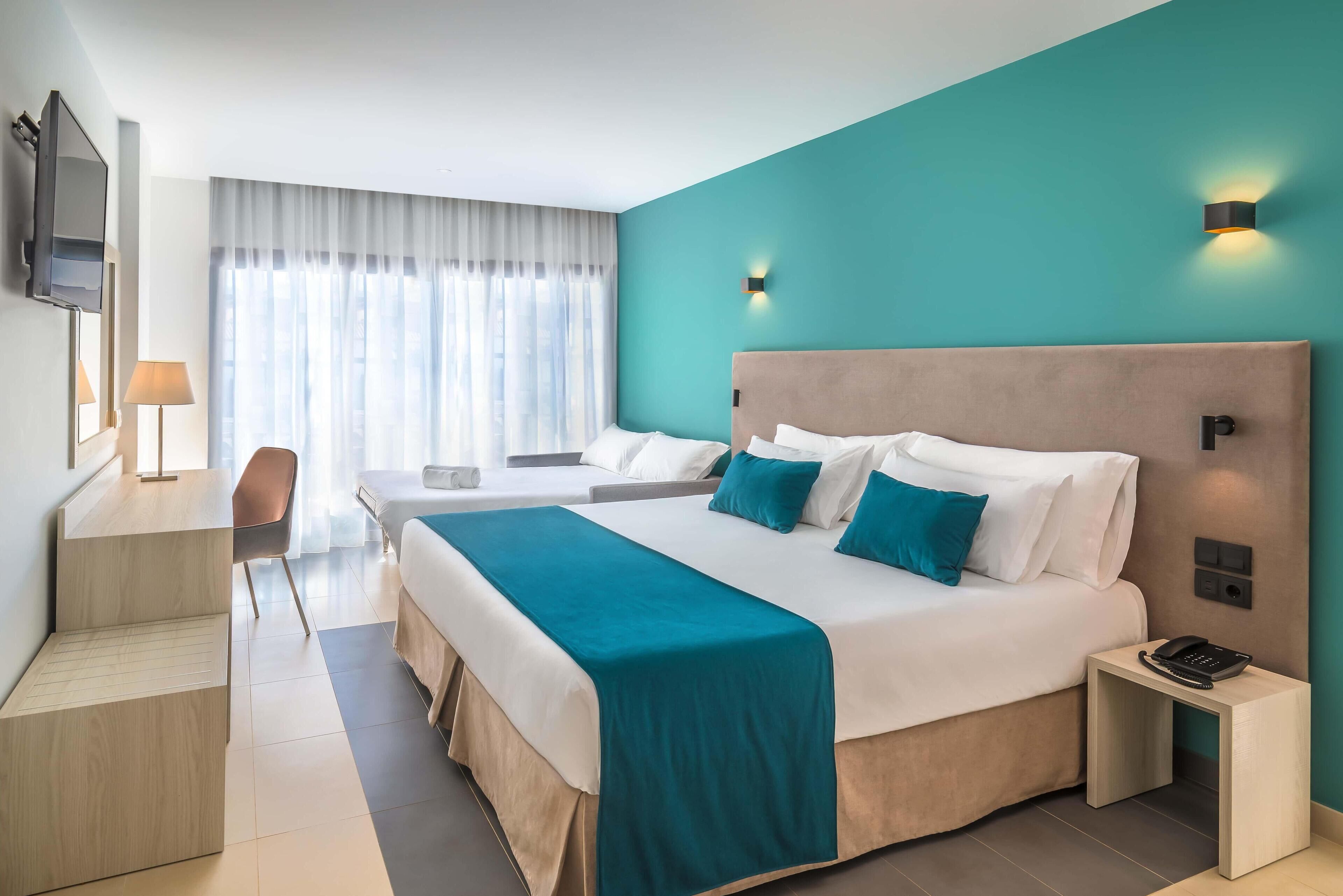 Een kluis op de kamer, individueel gemeubileerd, een bureau