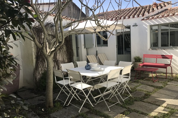 Une jolie cour arborée pour les repas sous le figuier.