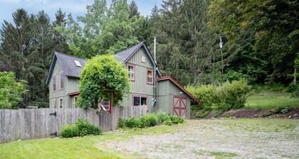 Minutes to Canandaigua Lake Boat Launch, Fireplace, Large Yard, Hiking