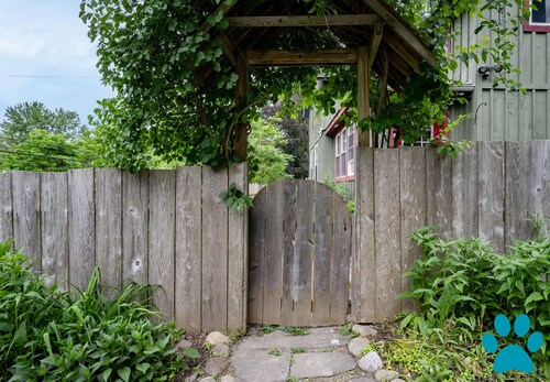 Minutes to Canandaigua Lake Boat Launch, Fireplace, Large Yard, Hiking