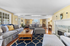 Smart-tv, pejs, bordtennisbord, bøger