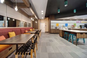 Free daily buffet breakfast - TRU BY Hilton Wake Forest Raleigh North (Wake Forest)
