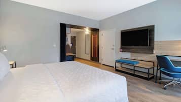 Escritorio, cortinas blackout y tabla de planchar con plancha