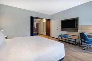 Habitación, 1 cama King size (Mobility & Hearing, Roll-In Shower) | Escritorio, cortinas blackout y tabla de planchar con plancha 