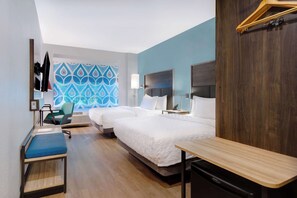 Camera, 2 letti queen | Una scrivania, tende oscuranti, ferro/asse da stiro, Wi-Fi gratuito