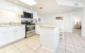 Frigorífico, microondas, horno y lavavajillas