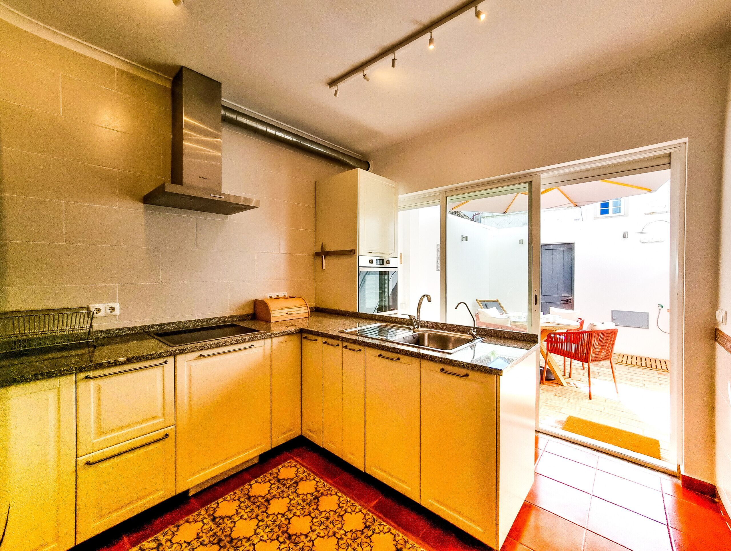 Kühlschrank, Mikrowelle, Ofen, Geschirrspüler