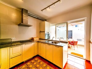 Een koelkast, een magnetron, een oven, een vaatwasser