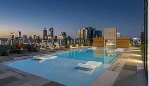 Outdoor pool, a heated pool - Soak in Iconic City Views from the Heart of Austin – Rainey Street Luxury Studio (Austin)