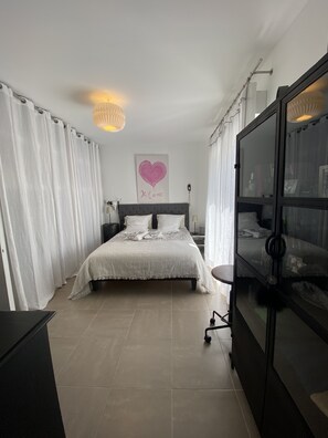 3 chambres, fer et planche à repasser, Wi-Fi gratuit, draps fournis