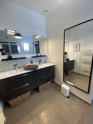 Sèche-cheveux, serviettes fournies, savon, shampoing