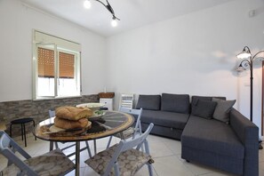 Smart TV, fireplace, books, stereo