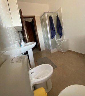 Douche, sèche-cheveux, bidet, serviettes fournies