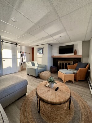 Smart TV, chimenea, reproductor de DVD y videoteca 