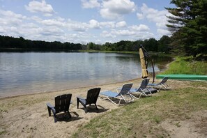En la playa, camastros y toallas de playa 