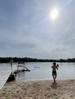 En la playa, camastros y toallas de playa