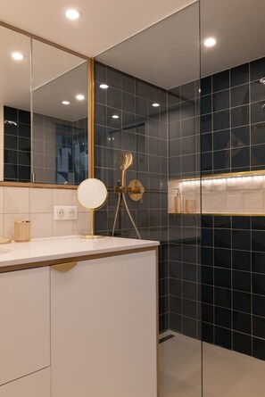 Douche, sèche-cheveux, serviettes fournies, shampoing