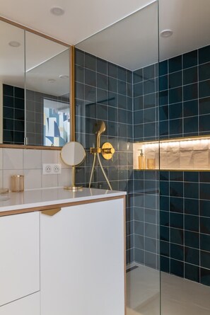 Shower, hair dryer, towels, shampoo