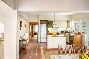 Kjøleskap, ovn, kokeplater og oppvaskmaskin